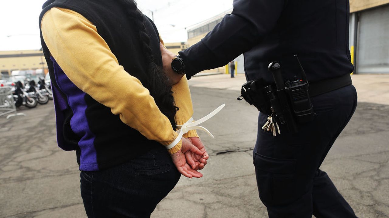 Млад мъж даде 7 500 лева на 21-годишна "врачка"