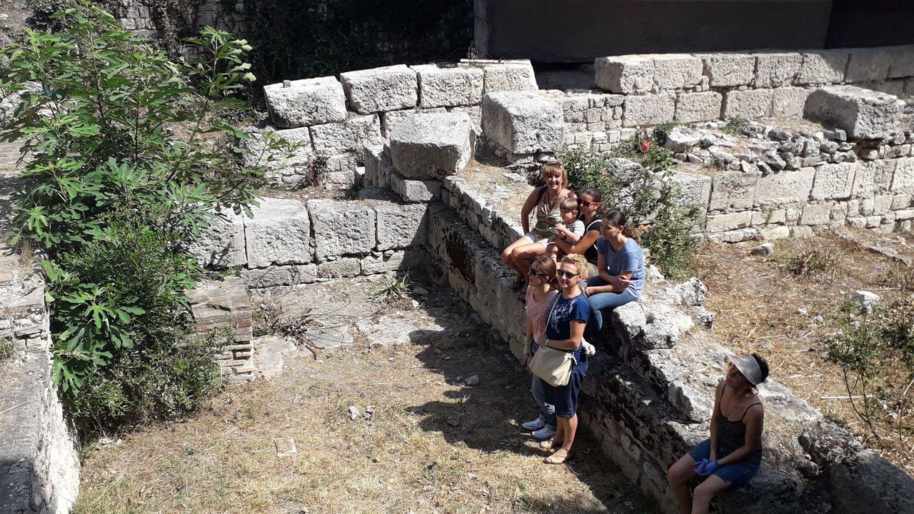 Доброволци почистиха епископската базилика във Варна