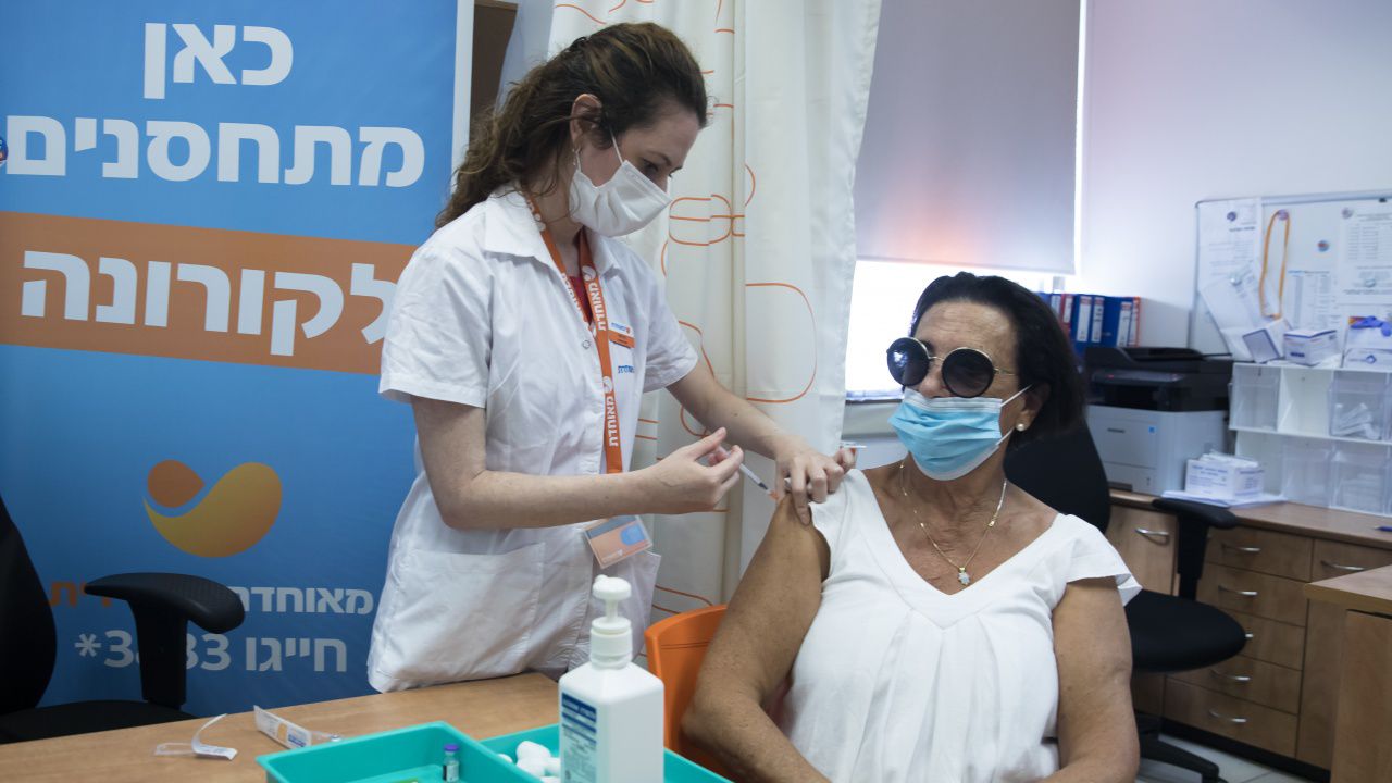 С бустерни дози, маски и зелен пропуск Израел успя да се справи с четвъртата ковид вълна