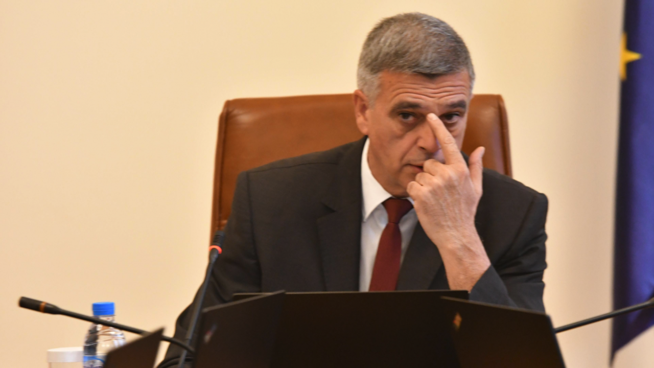 Стефан Янев ще се срещне утре с пожарникарите, гасили пожари в област Благоевград и Северна Македония