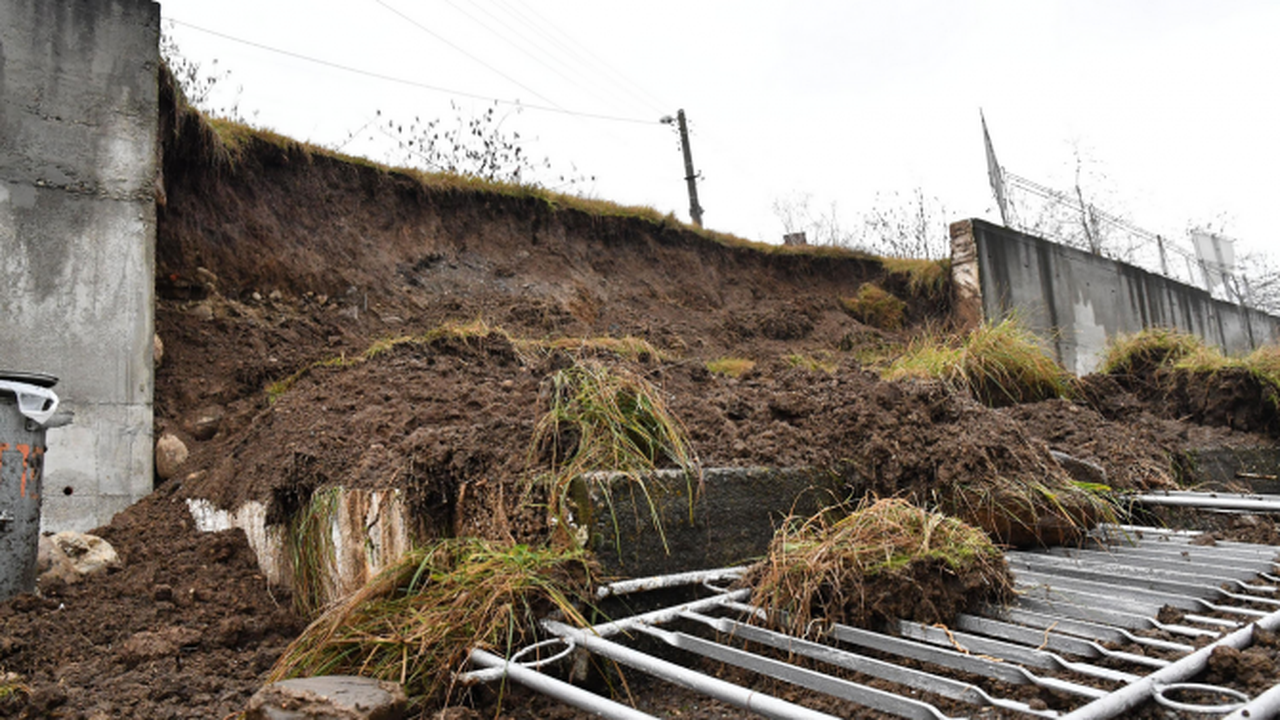 Срути се подпорна стена в село край Кочериново