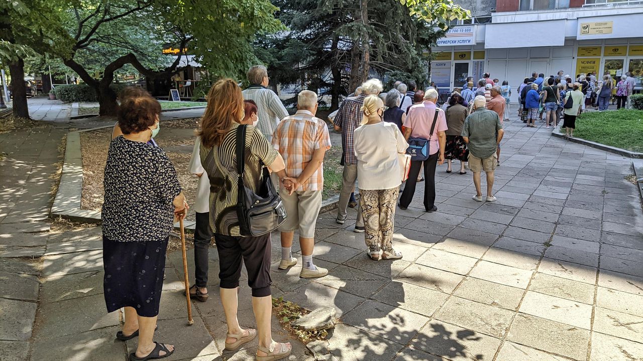 За втори пореден месец: Всички пенсионери получават 50 лв. към пенсиите си