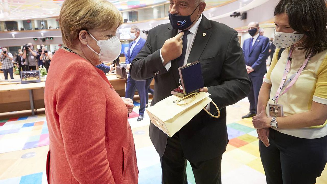 Борисов подари на Меркел  сребърна бъклица с розово масло, канцлерката празнува 66 г.