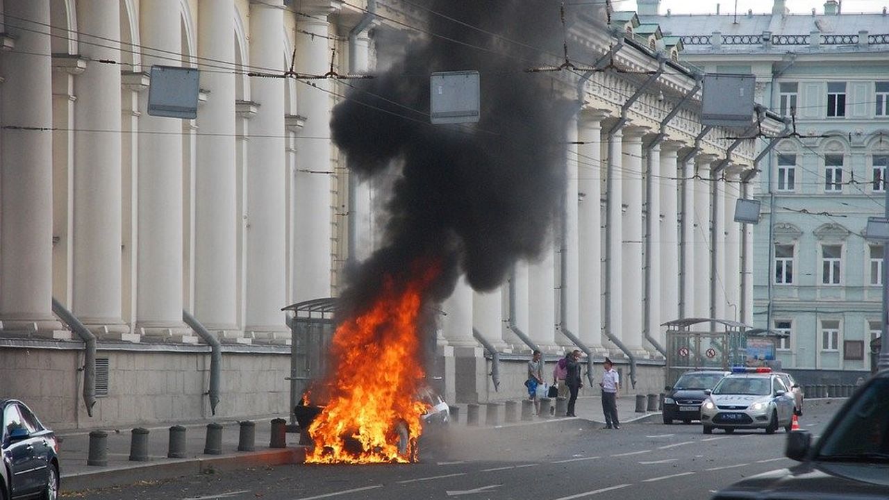 Мъж взе заложници в банка в Москва, заплаши да взриви сградата