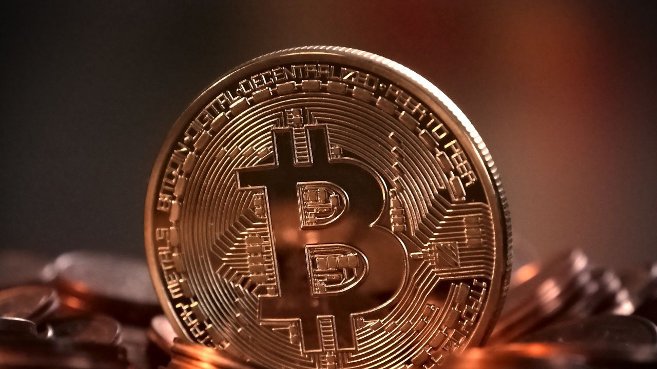 Цената на биткойна падна до 44 600 долара