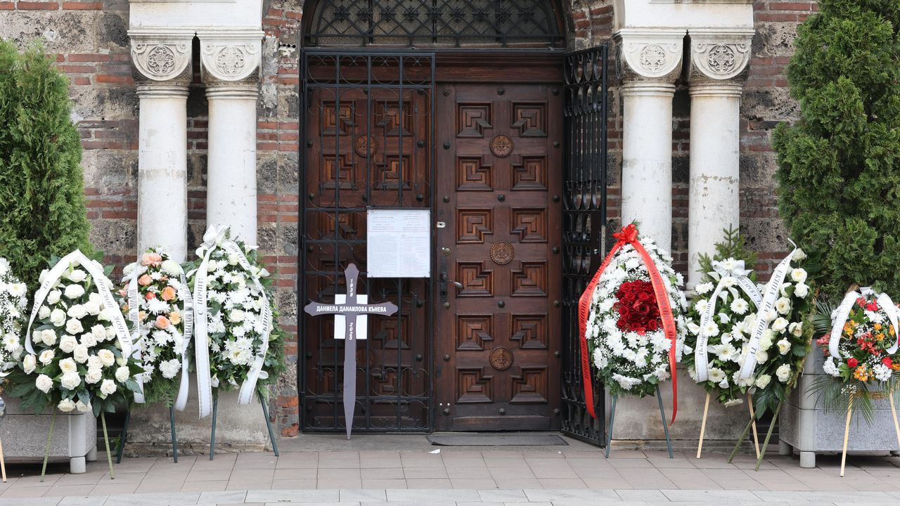 Близки, роднини и колеги се сбогуваха с журналистката Даниела Кънева /Булфото/