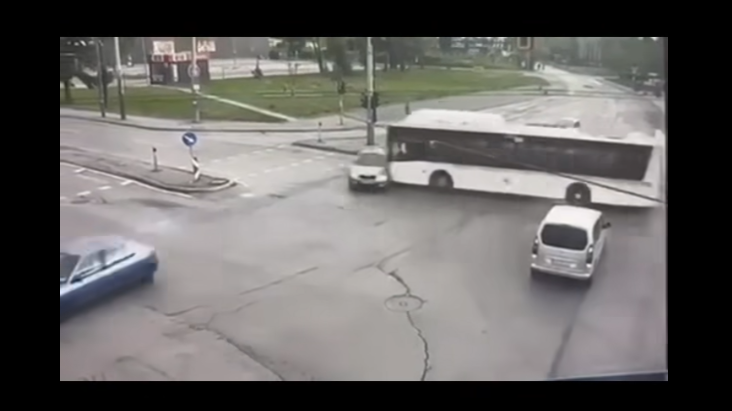 Автобус на градския транспорт блъсна кола в София, има загинал