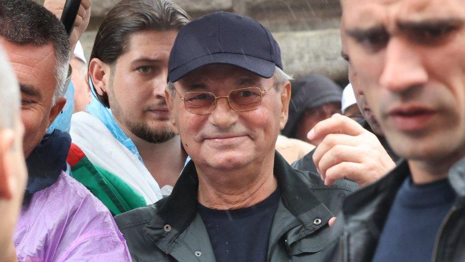 След обединението на Пеевски и Чакъров: Депутатите на Доган се събират извънредно
