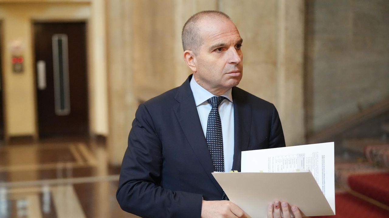 Караджов разпореди извънредна проверка заради дерайлиралия влак край Сливен