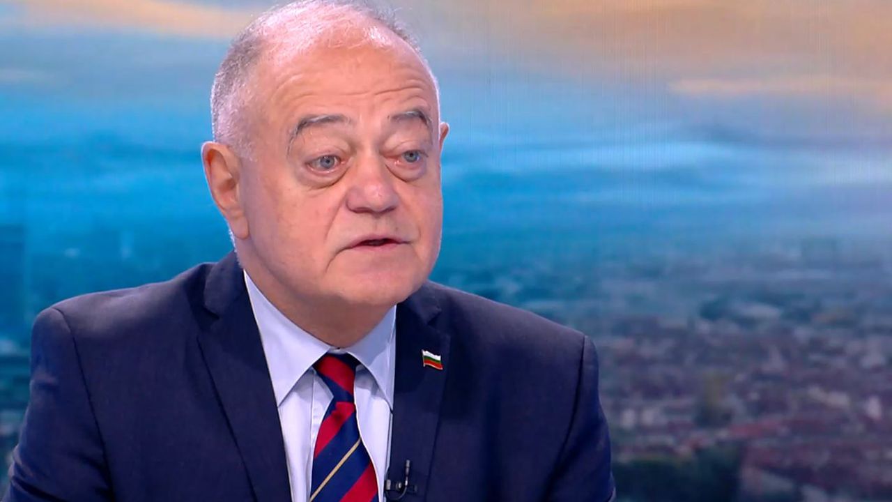 Атанас Атанасов: Румен Радев е „опакован“. Някой му „натиска копчето“ от Москва