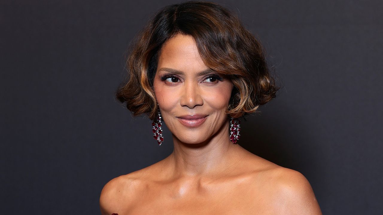 58-годишната актриса Хали Бери претърпя малък инцидент по време на