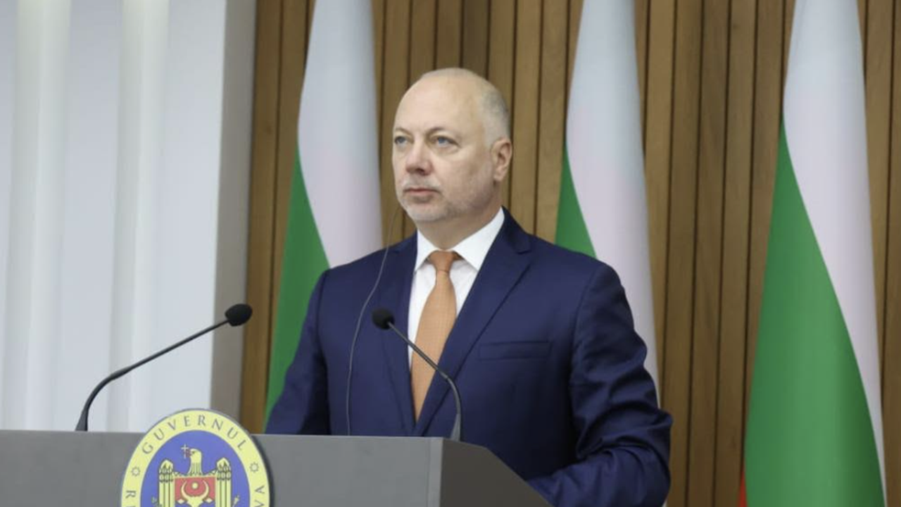 Желязков: Четири хеликоптера и два самолета ще се включат в гасенето на пожарите
