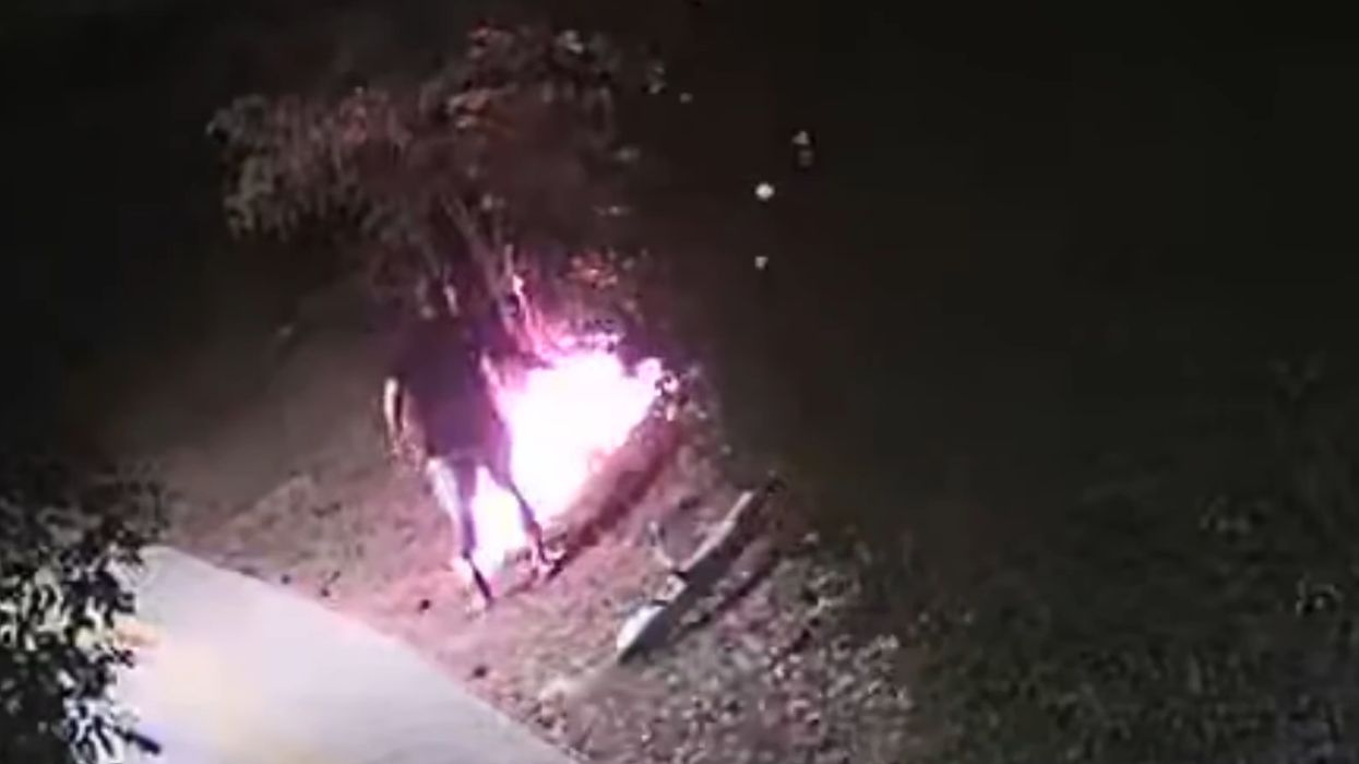 Охранителна камера засне как криминално проявен умишлено предизвиква горски пожар във Велико Тръново