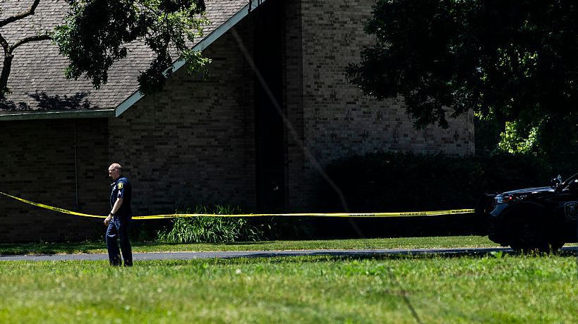 Най-малко 11 души са били ранени с хладно оръжие в