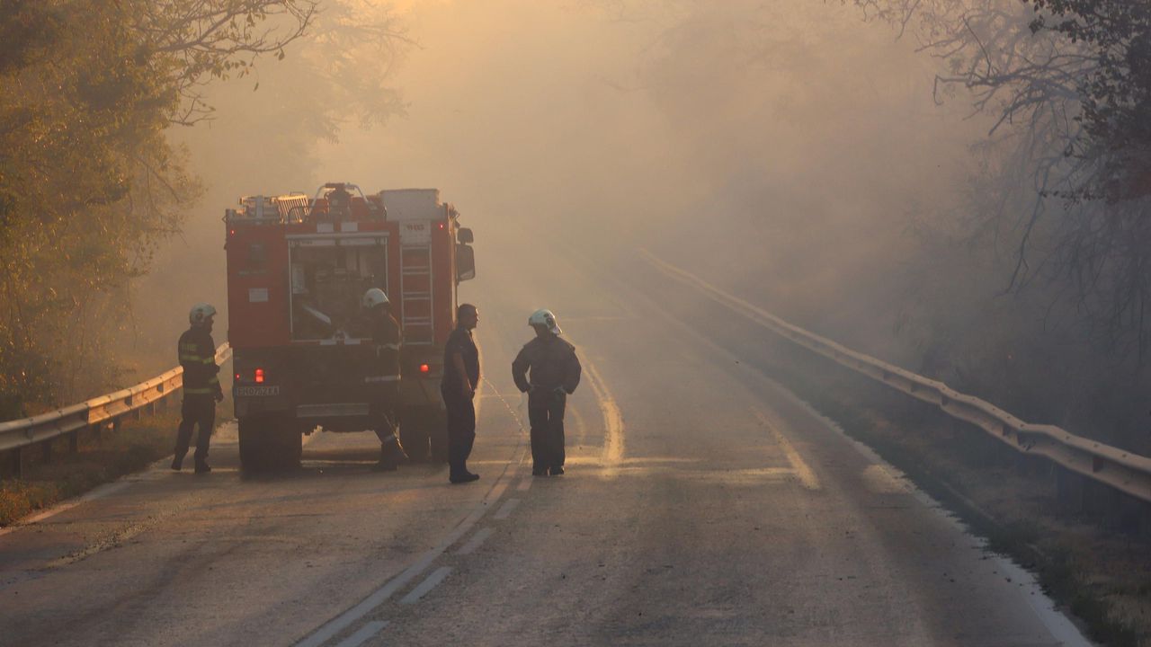 Огненият ад в Симитли продължава. Пожар обхвана две къщи и