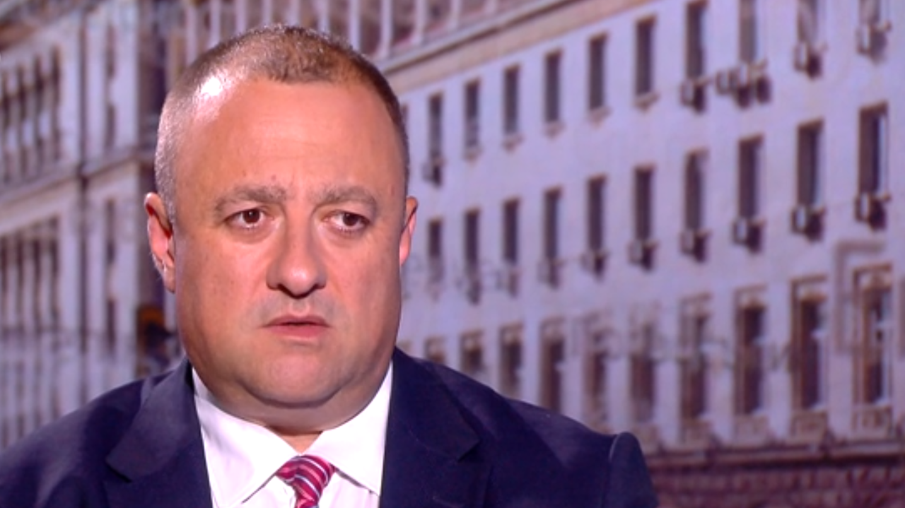 Министър Иванов: Кабинетът ще обезщети хората с изгорели домове