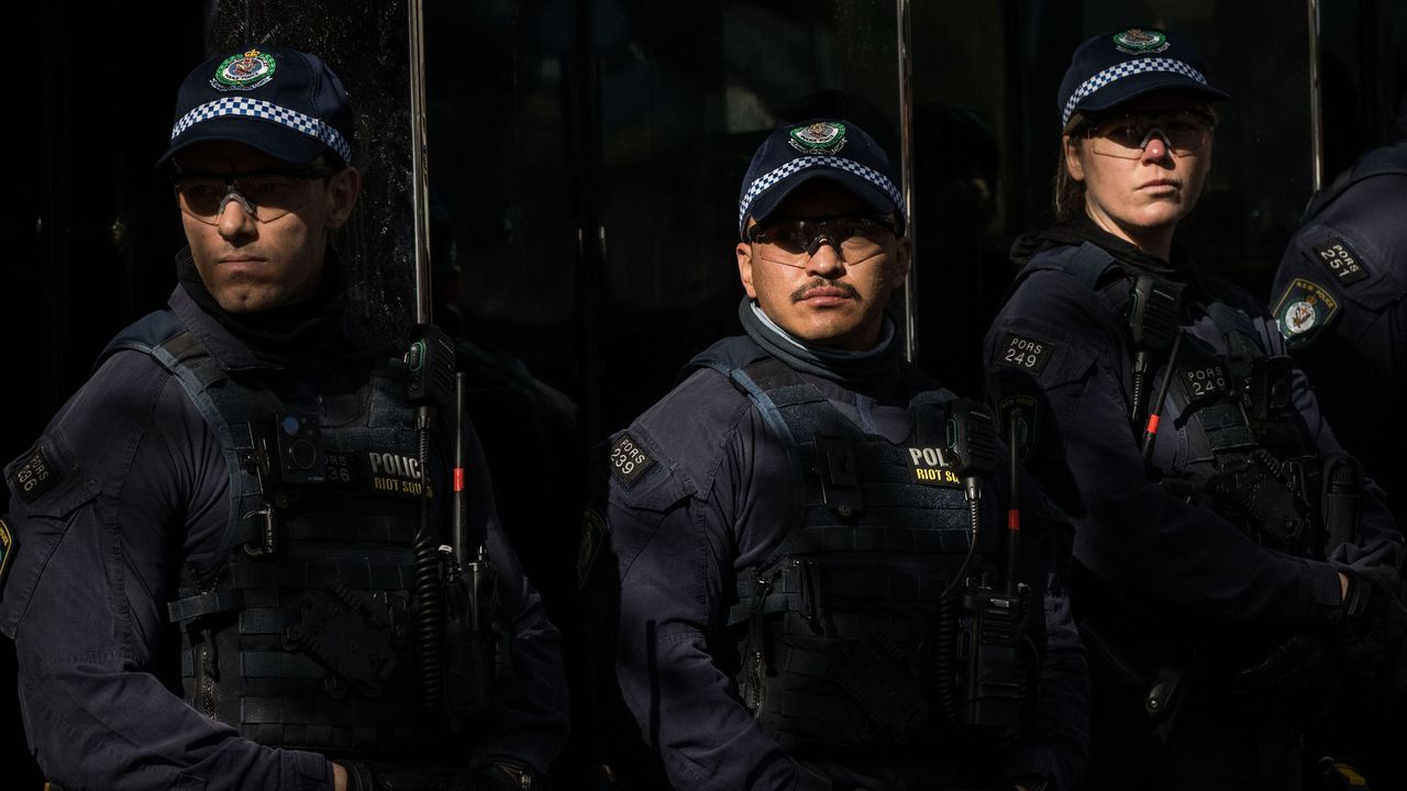 Двама полицаи в Австралия бяха застреляни от поддръжник на конспиративни теории