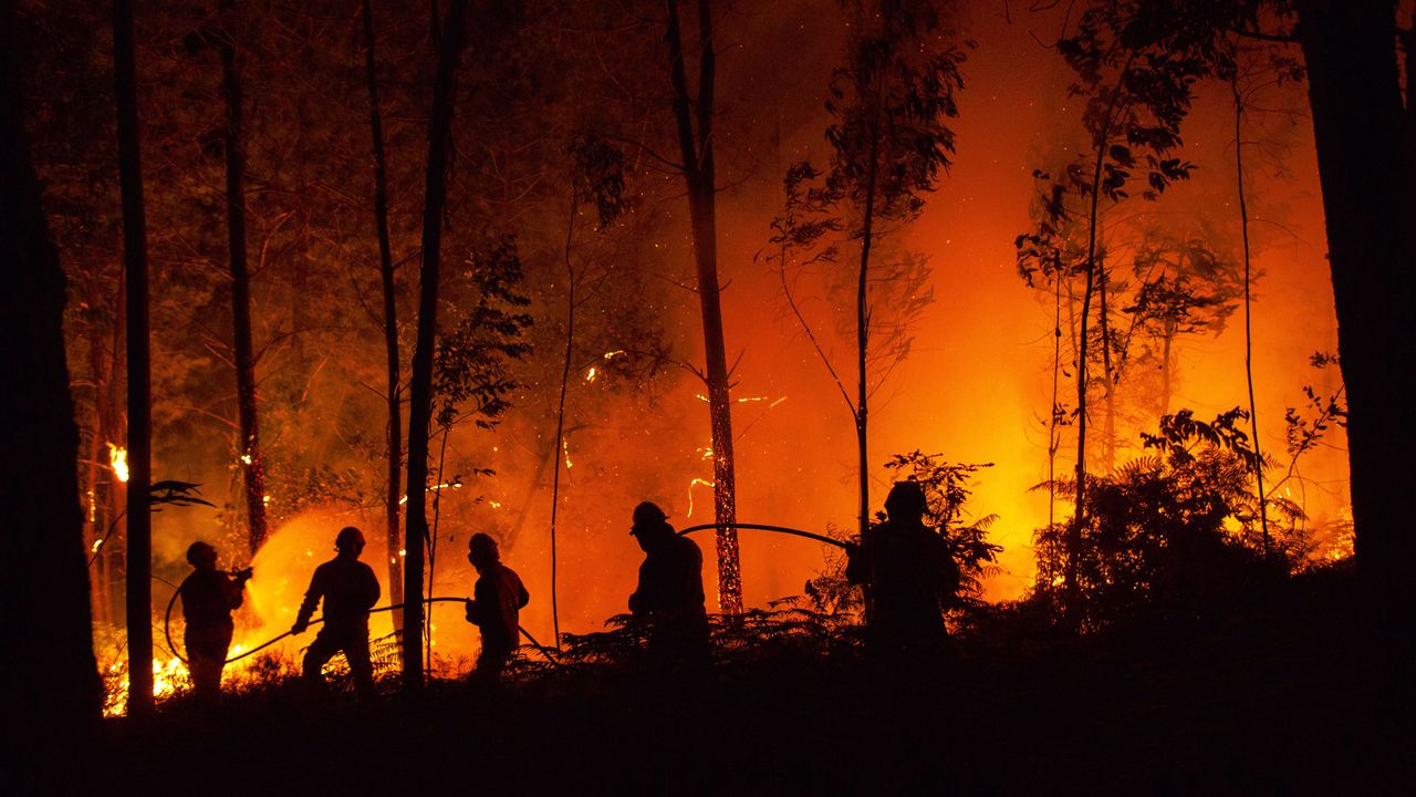 Пожар горя в завод в Индиана