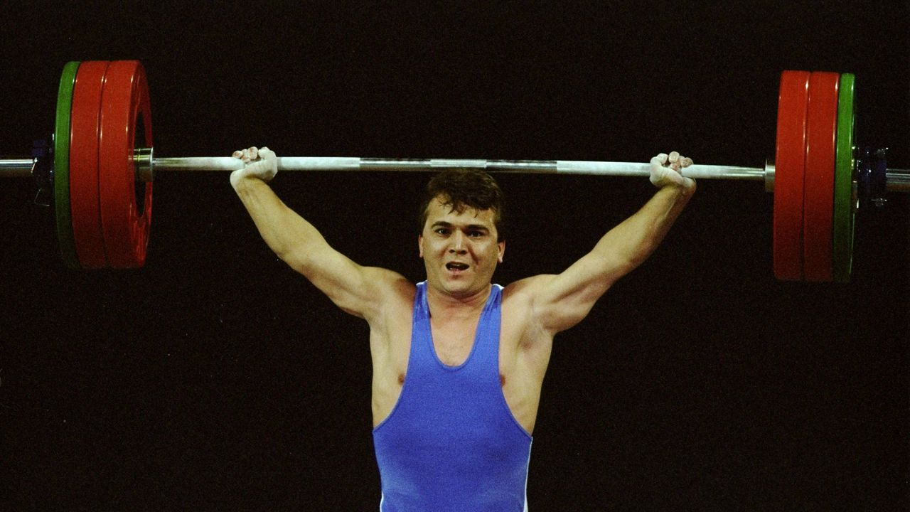 Една от двете най-нови кули за сондаж на петрол, която