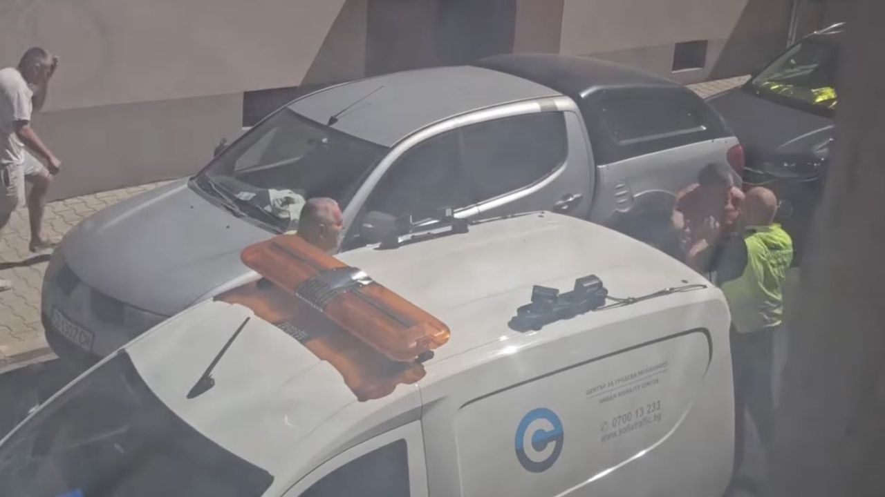 Бой в центъра на между двама мъже и служители на