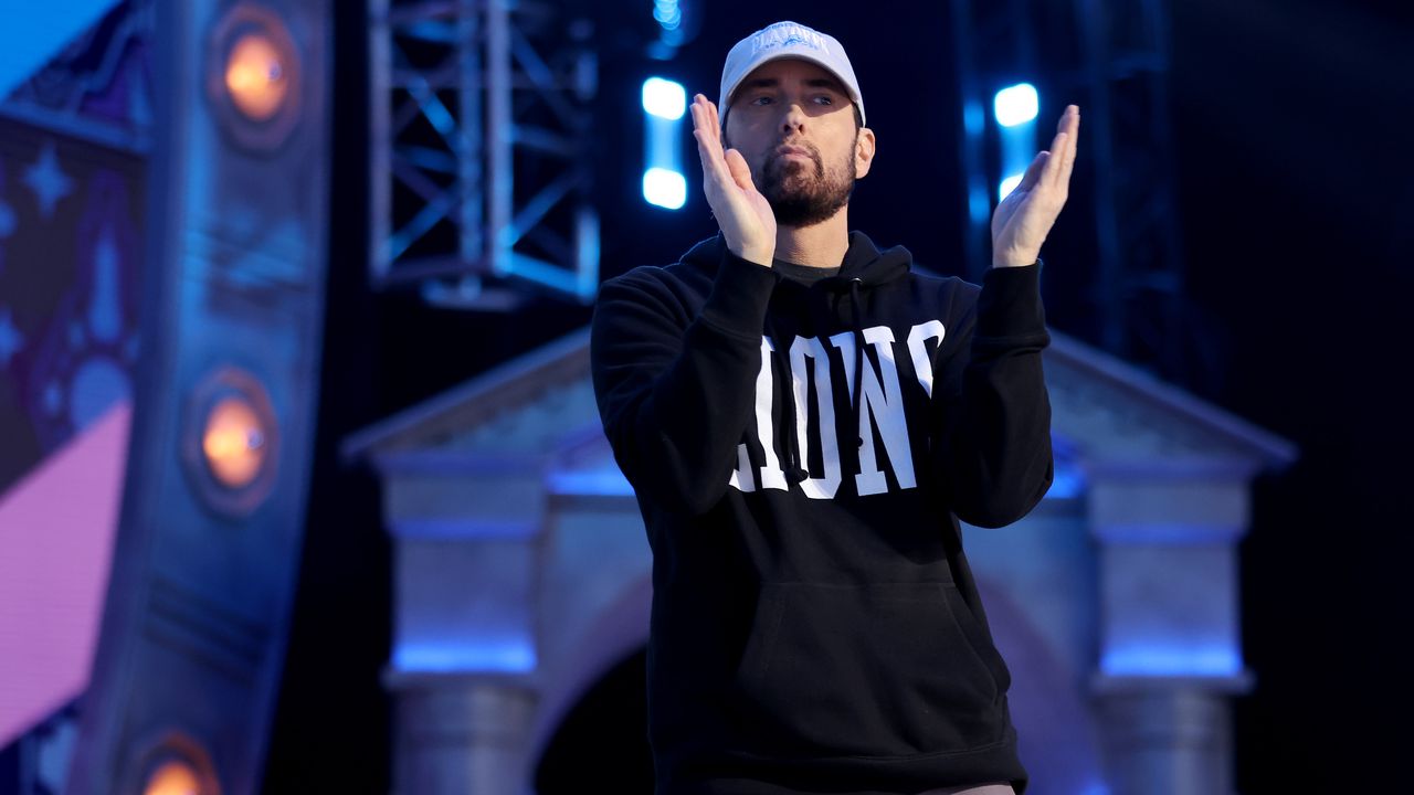 Eminem заложи на носталгията: съживи стар фрийстайл в песента "Everybody's Looking At Me"