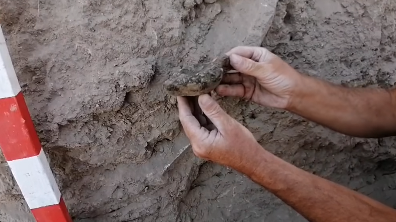 Откриха бронзова лампа при разкопките в Хераклея Синтика