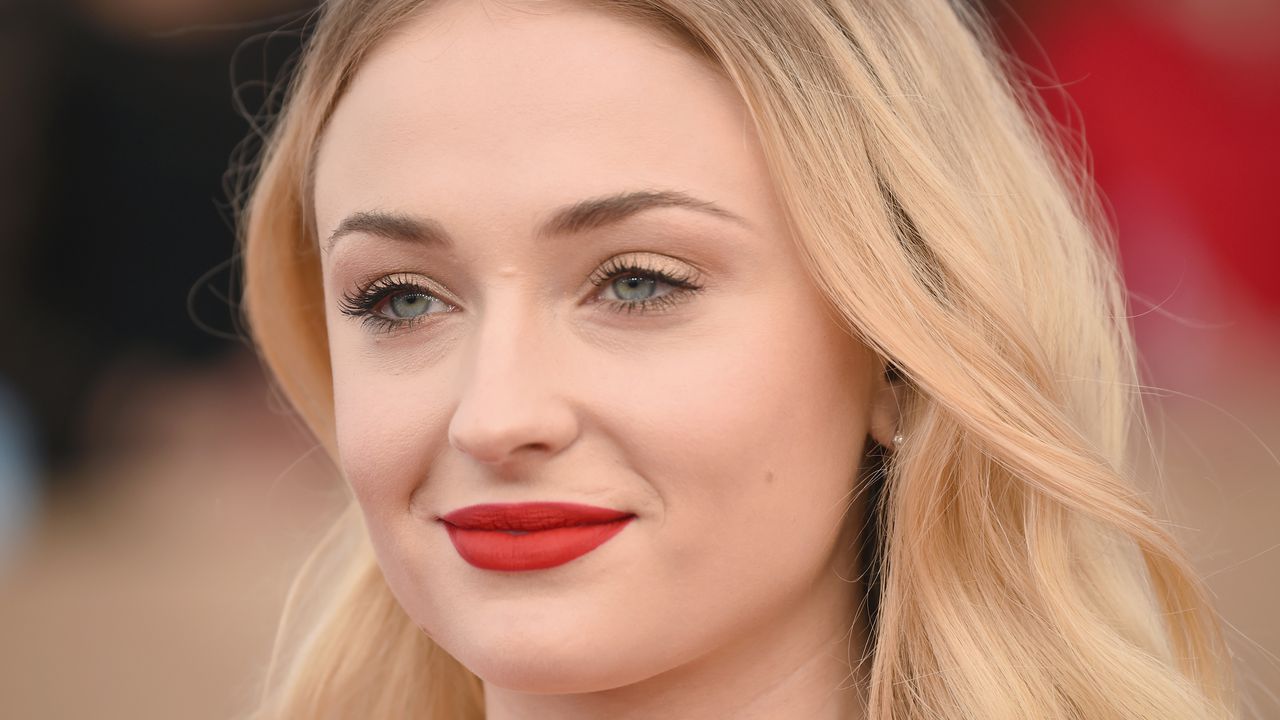 Звездата от Игра на тронове“ - Софи Търнър, защити скандалната