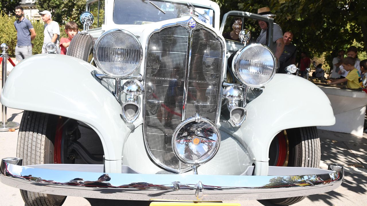 Общо 210 собственици на мотоциклети, ретро и класически автомобили участваха в първия ретропарад в Троян