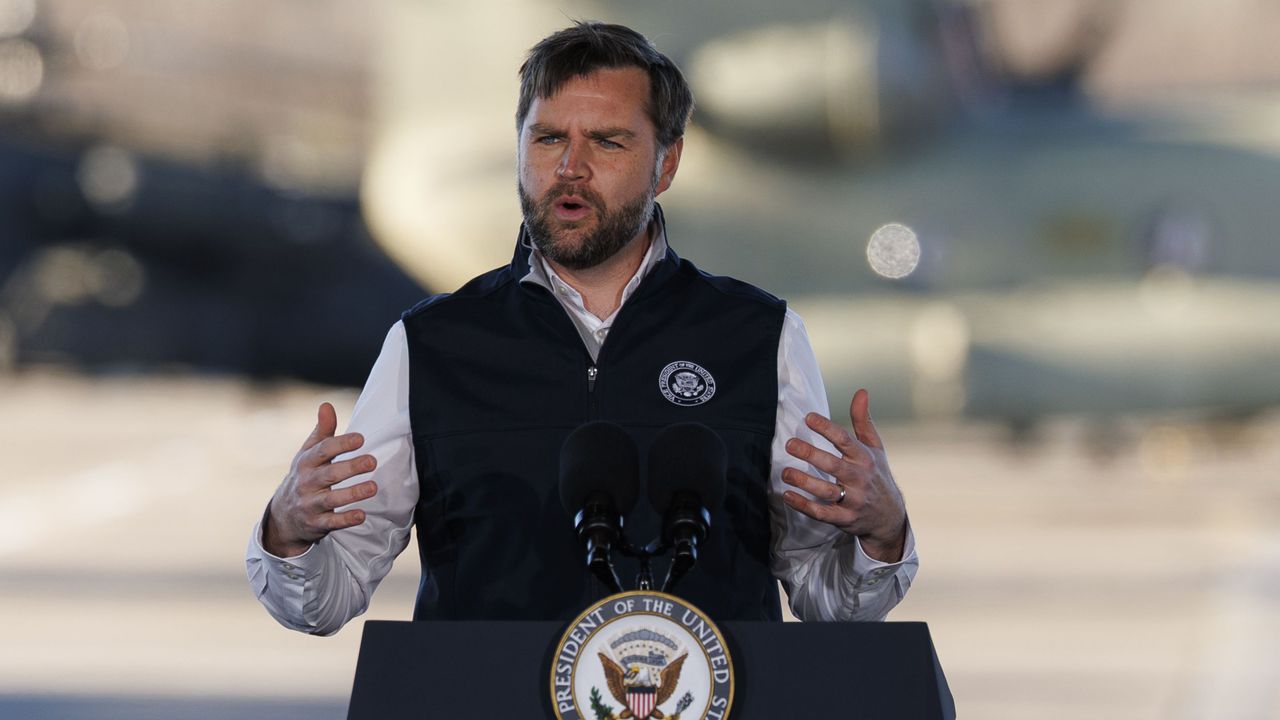 Докато столицата беше в хаос след нападението, при което загинаха