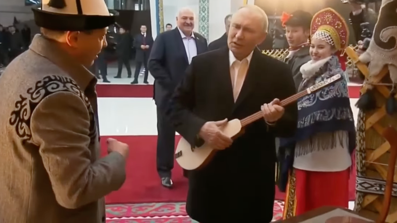 След като погледа как младеж свири на комуз, Путин също