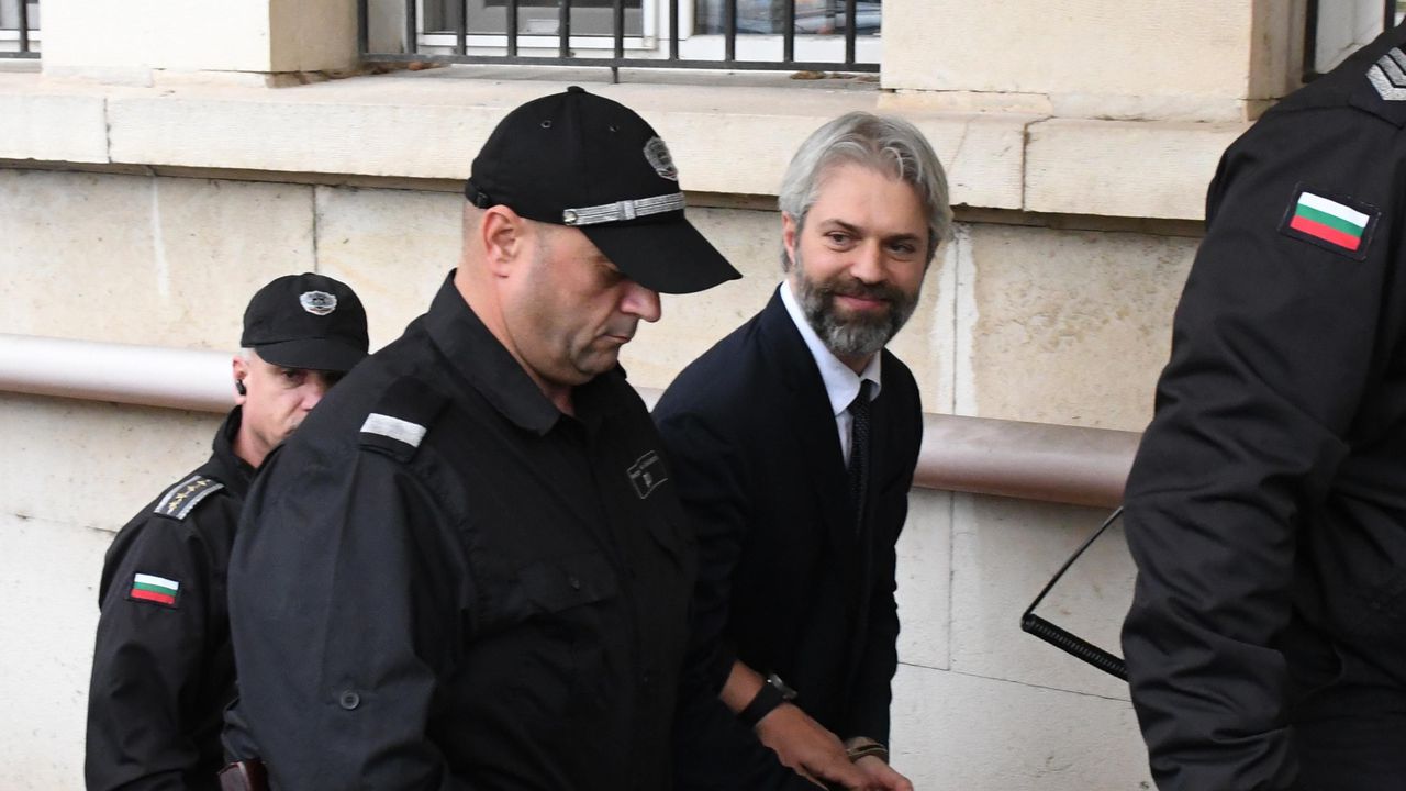 Той беше посрещнат в съда с аплодисменти от привърженици.Заради големия