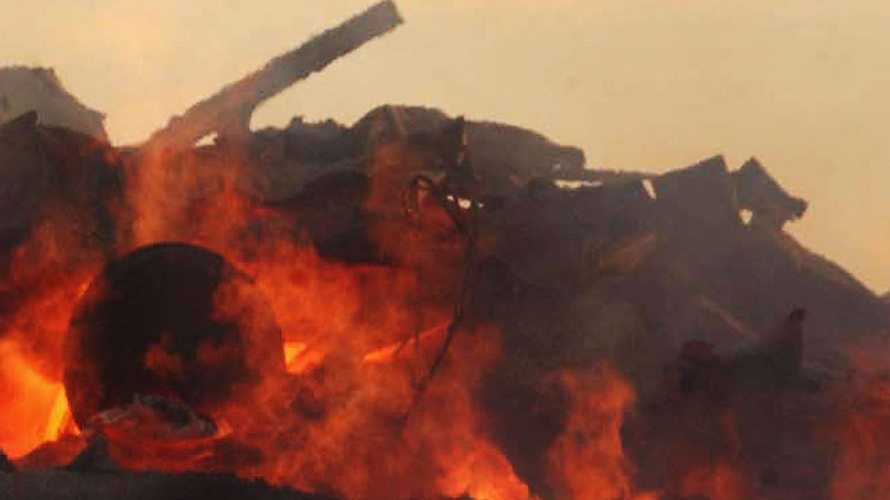 В района на порта е забелязан бял дим, а над