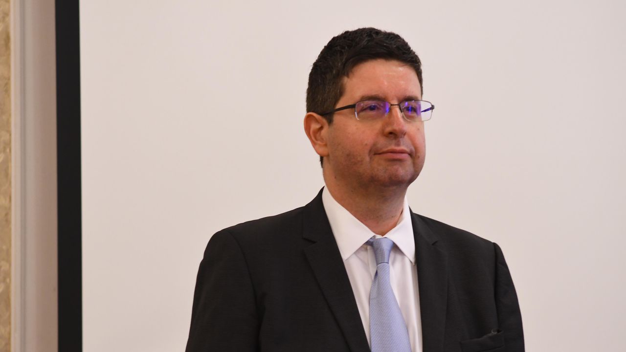 По-късно през деня държавният глава ще се срещне с подуправителите