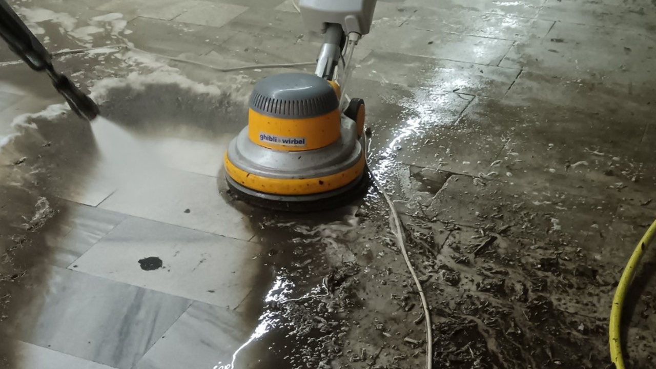 Служители на район Изгрев почистиха основно всички подлези, за които