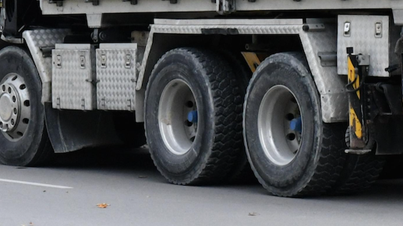 Рано тази сутрин тир се е завъртял и е препречил с