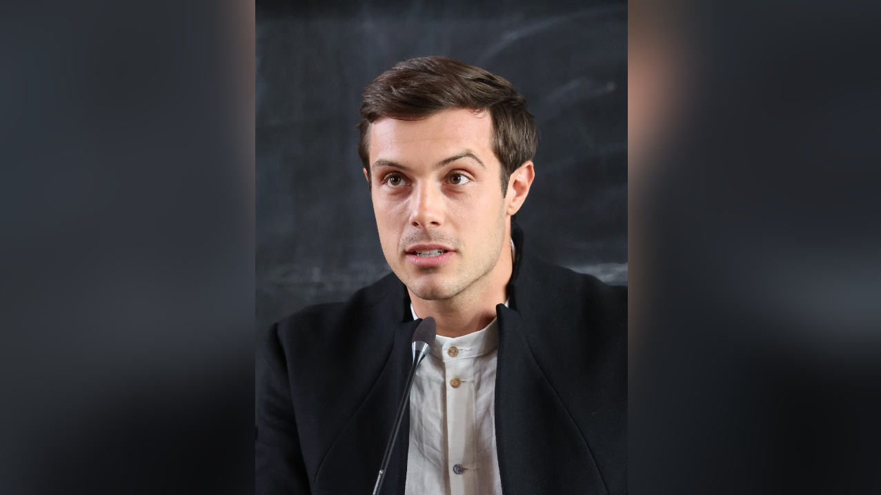 Секссимволът сам споделя снимка от произшествието на вратата, на която