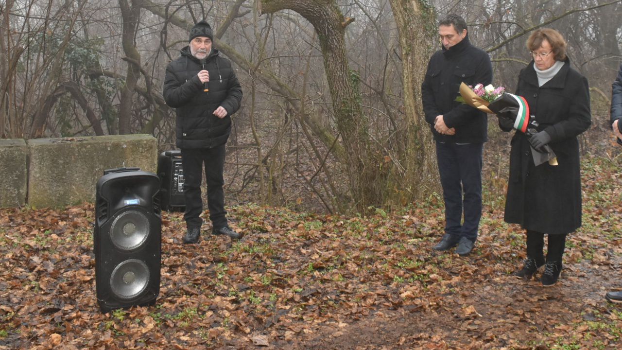 Цветя за Левски положиха в местността Пази мост край Ловеч и на Къкринското ханче