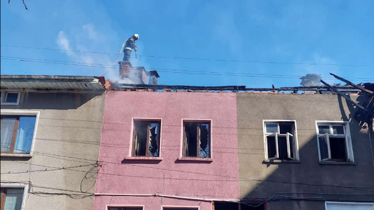 Пожар изпепели четири къщи в центъра на Черни Осъм