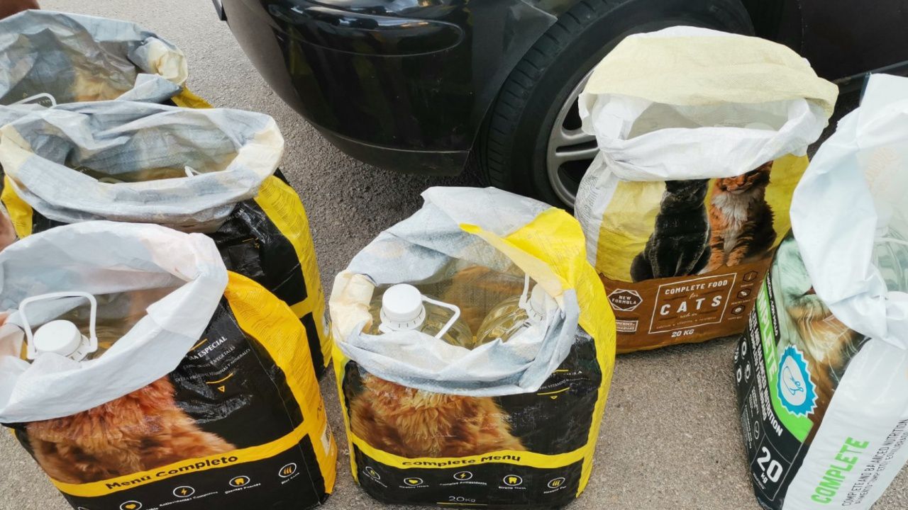 Митнически служители откриха 120 л спирт в пакети от храна за животни