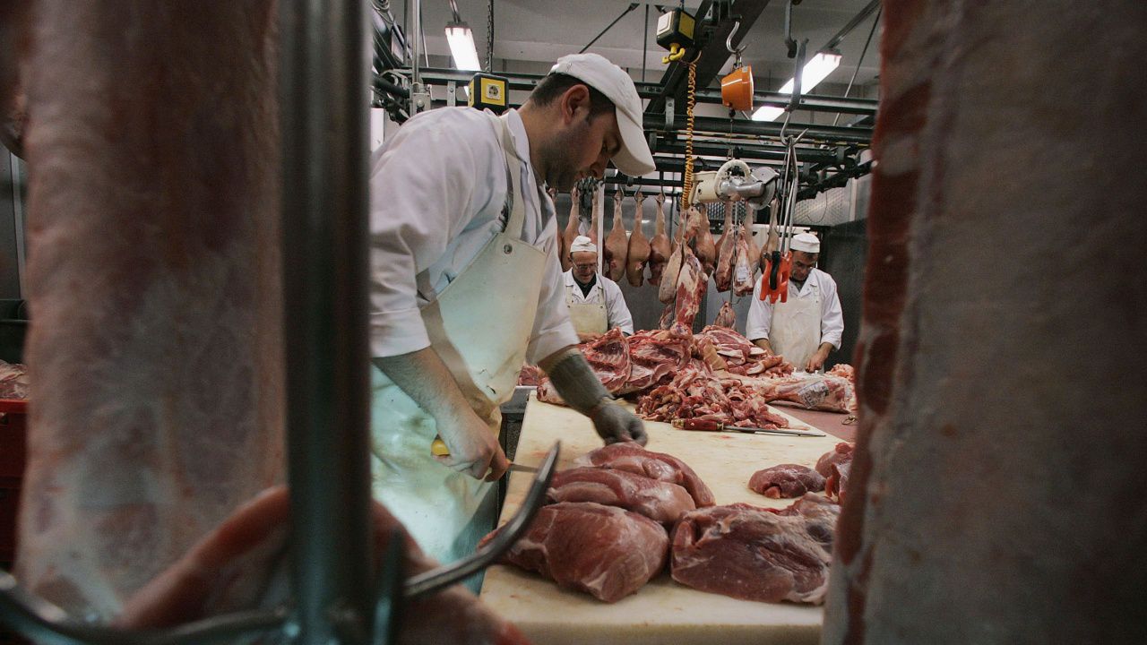 Шокиращи разкрития за модерното робство на нашенци в кланица в Германия