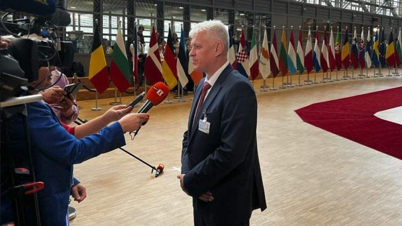 Министър Стоянов от Брюксел: Нидерландия предлага обучение на наши пилоти на F-16