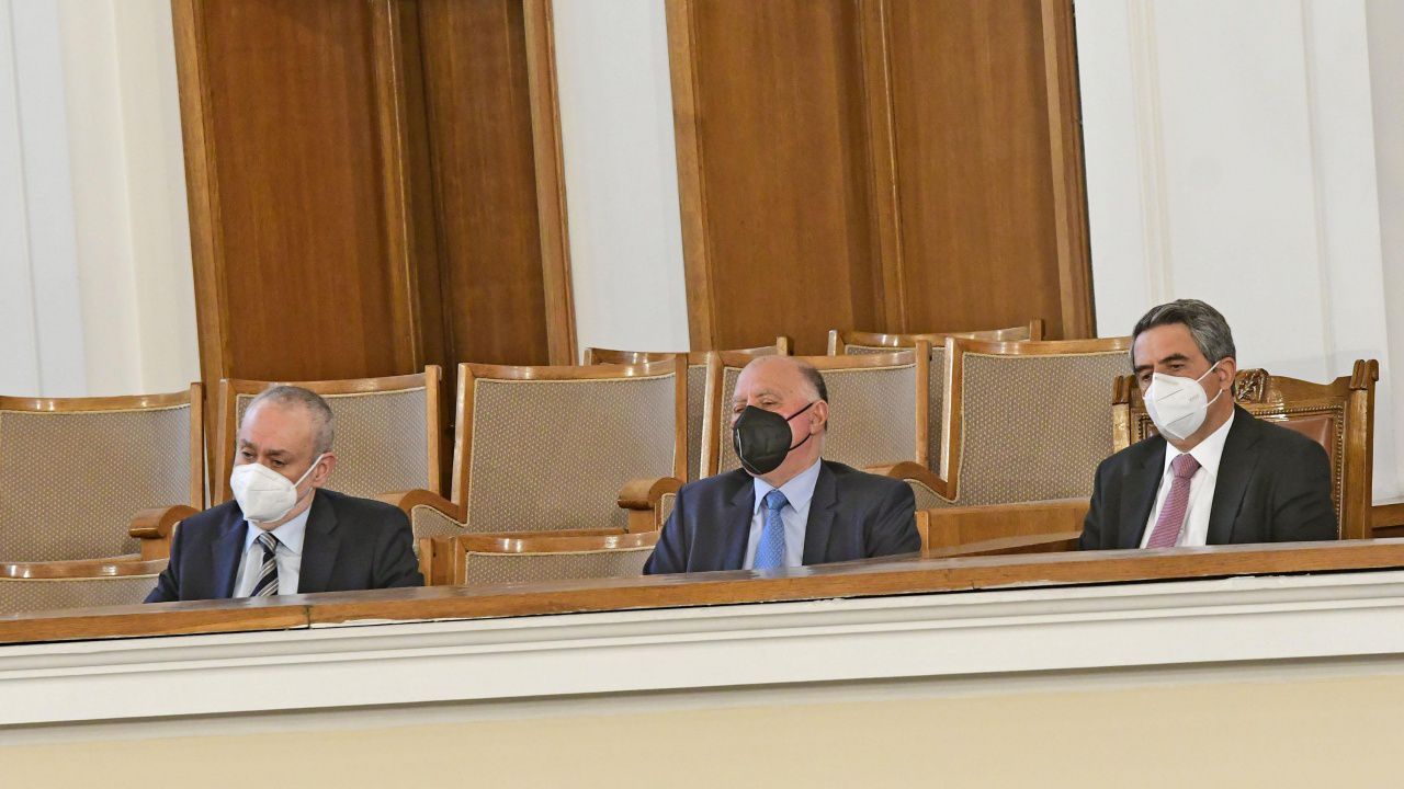 Продължават неяснотите около контактната група, която трябва да разговаря с партиите