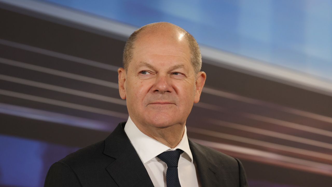 Кризите извадиха правителството на Олаф Шолц от удобния мирновременен коловоз