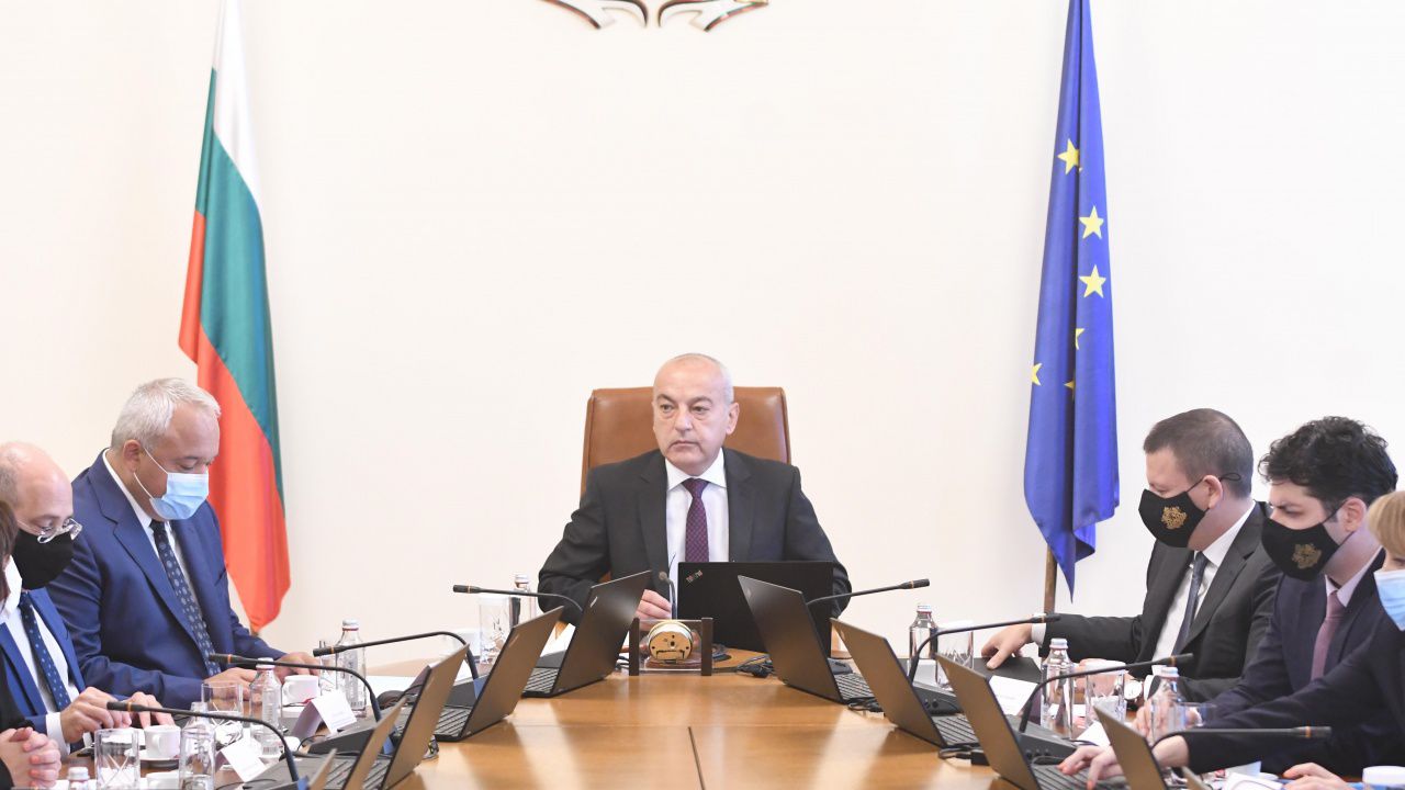 Чистката на служебния кабинет продължава с нови уволнения