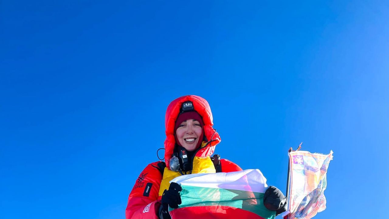 Впечатляващо! Наша сънародничка покори Еверест и Лхотце