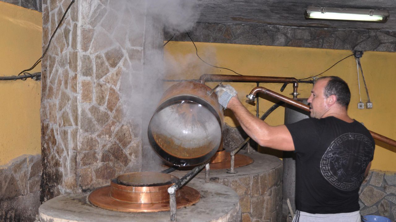 Приготвянето на домашна ракия - вече двойно по-скъпо