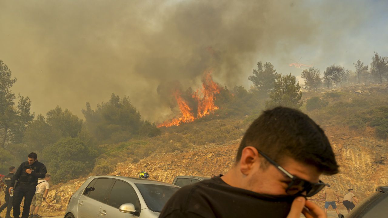 Големият пожар над Атина: 4 хеликоптера и 170 огнеборци продължават гасенето