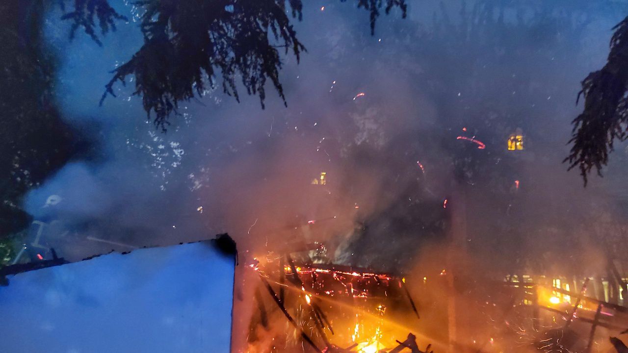 Голям пожар гори на пристанището в Бургас