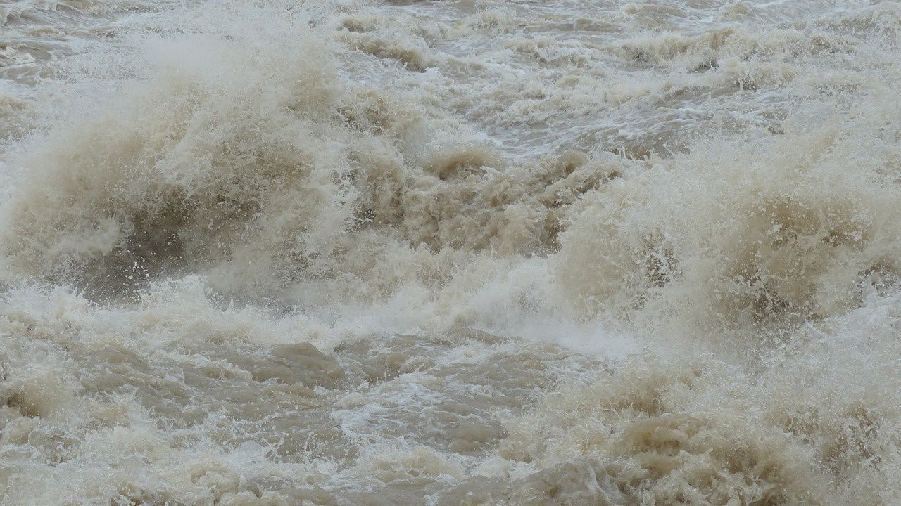 Кметът на Карлово обвини "Напоителни системи" за непочистеното корито, от дружеството отричат