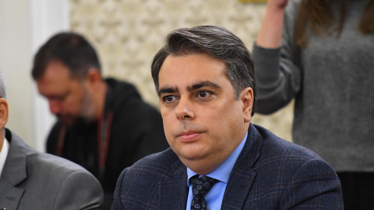 Асен Василев: Всеки ден корупцията ни удря в лицето